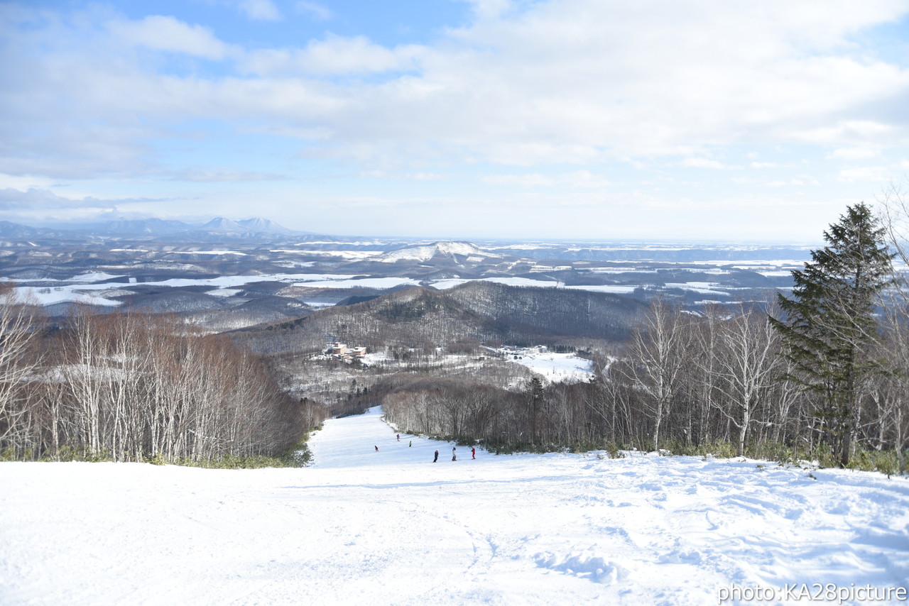 十勝サホロリゾート　サホロゴンドラ営業開始。山頂から山麓まで、全長約3,300ｍのロング滑走が可能です！